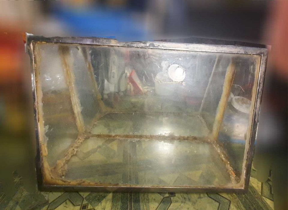 Продаю аквариум с металлическим каркасом 30л.