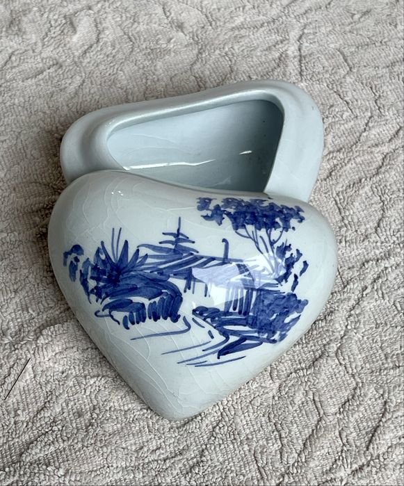 Caixa de porcelana formato coração pintada à mão vintage