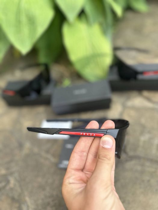 Сонцезахисні чорні окуляри Prada