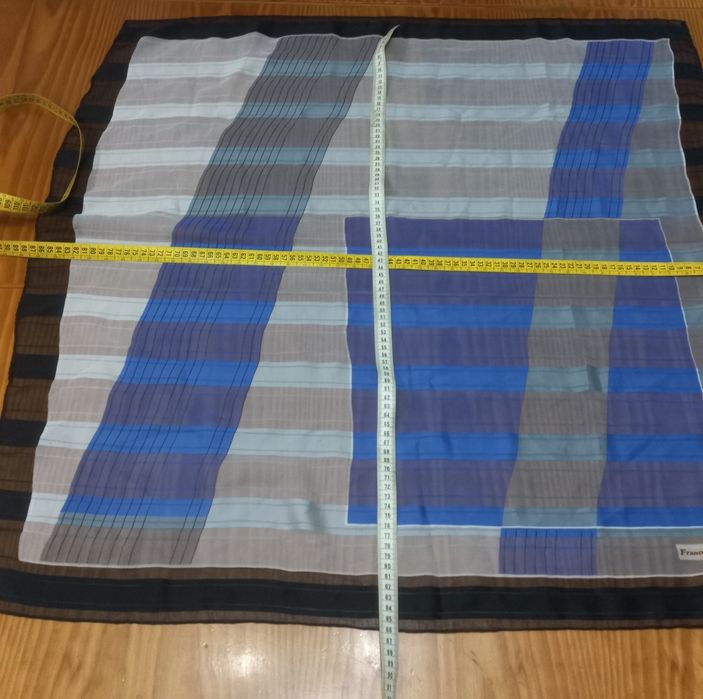 Lenço em tons azuis