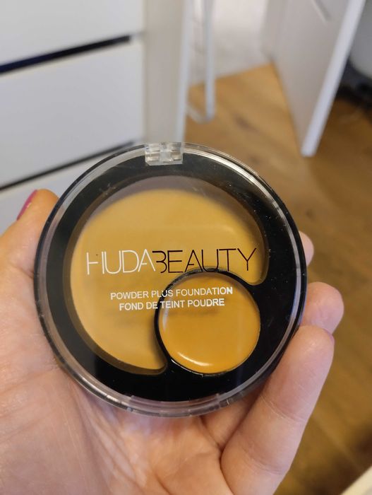 Podkład z korektorem Huda Beauty