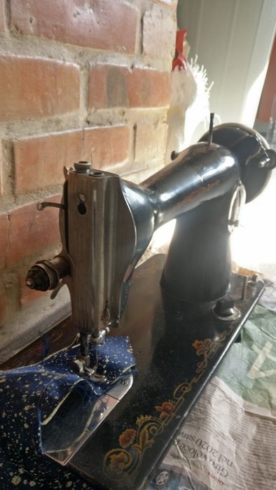 Головка швейної машини з регулятором вишивка