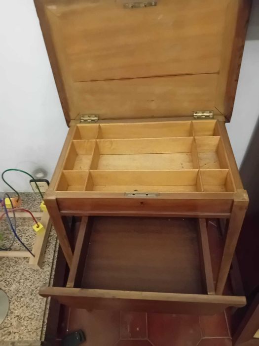 Móveis antigos de pequenas dimensões, muito bem conservados.