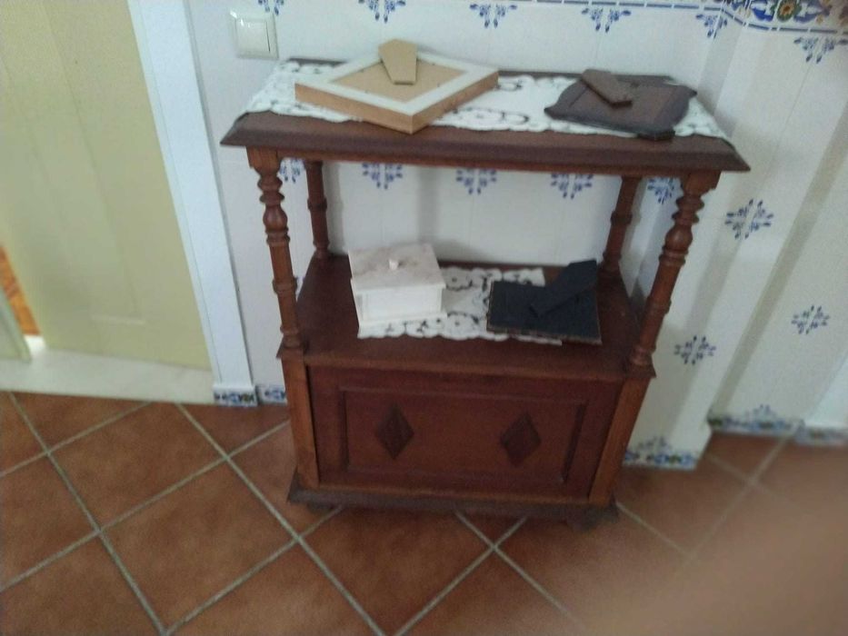 Aparador de madeira maciça de estilo clássico