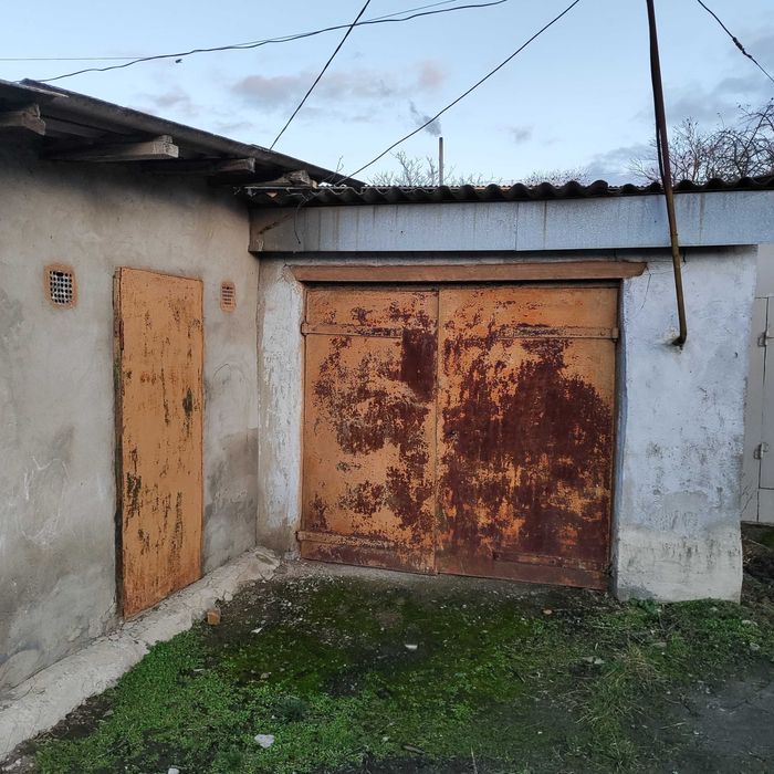 Гараж з підвалом та добудовою