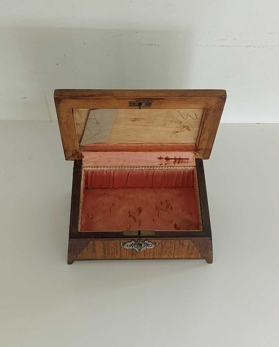 Antiga Caixa Guarda-Joias, Nogueira com a aplicação em Prata "Joias"