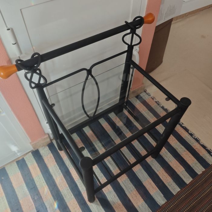 Mesa em ferro fundido com tampo em vidro