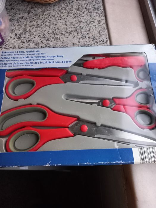 Conjunto de 4 tesouras novas para destros e canhotos