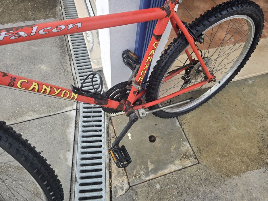 Bicicleta usada vermelha