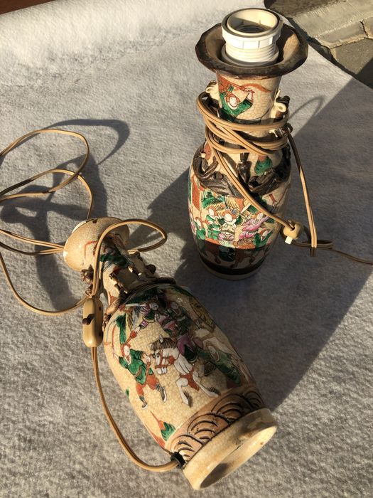 Conjunto de candeeiros antigos com figuras chinesas