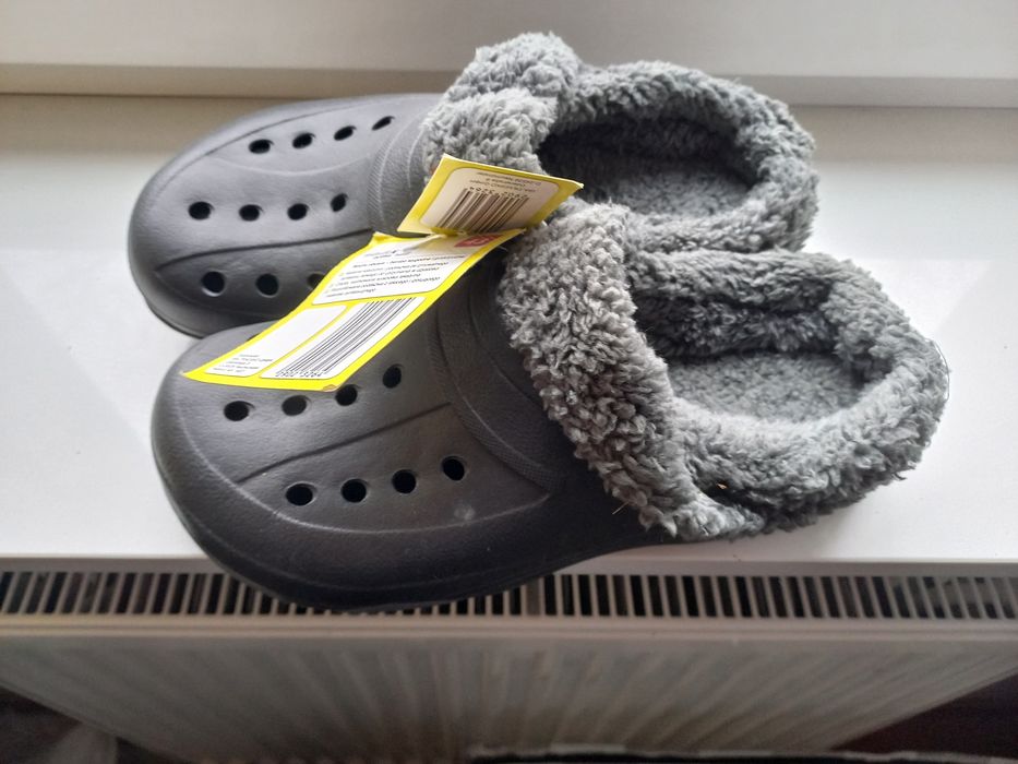 Klapki ogrodowe czarne z wyściółką 43