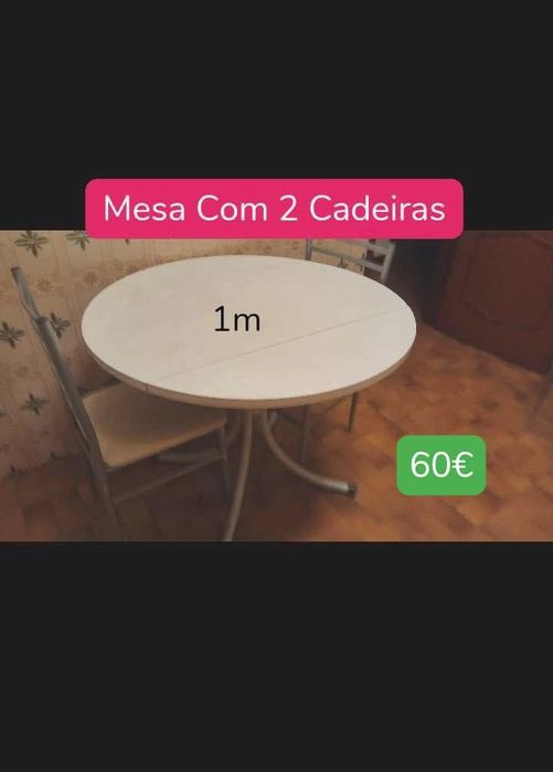 Mesa redonda com cadeiras