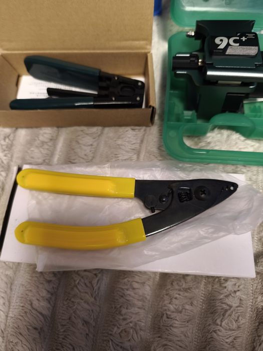 Mala com algumas acessórios para fibra ótica só o que está na imagem