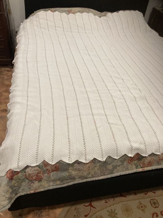 Colcha de renda feira á mão em bom estado