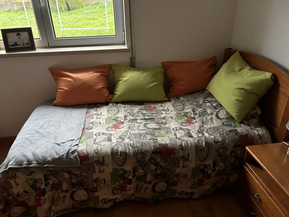 Cama individual com estrado, colchão e roupa de cama verao e inverno