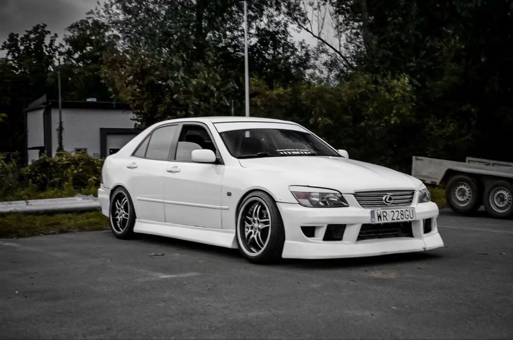 Lexus IS200 sedan