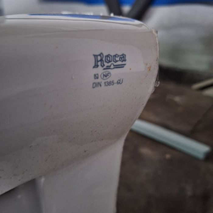 Sanita suspensa Roca com descarga a parede