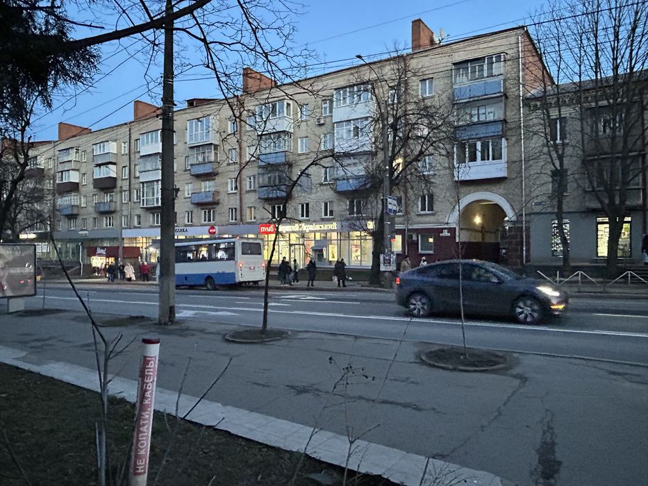 Власник. Центр. Вихід на зупинку. Камʼянецька 69