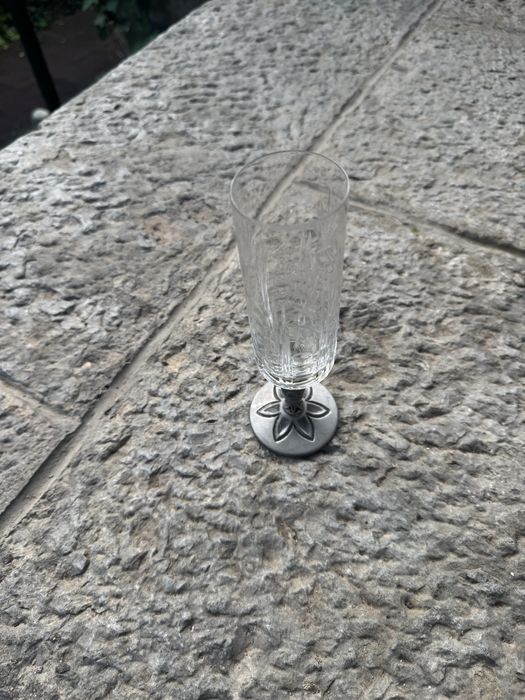 Conjunto de copos em cristal e estanho