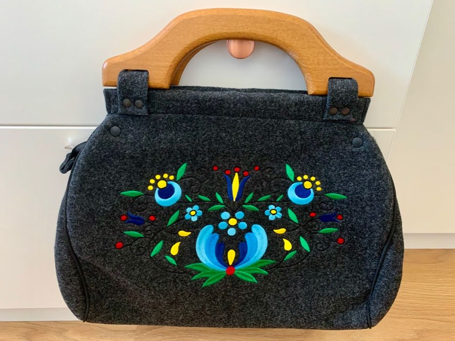 Torebka filcowa z drewnianą rączka