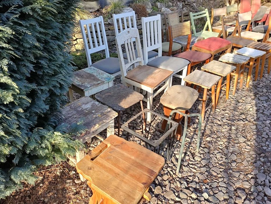 kultowe krzesła drewniane, tapicerowane vintage, PRL; Daniel, Aga,