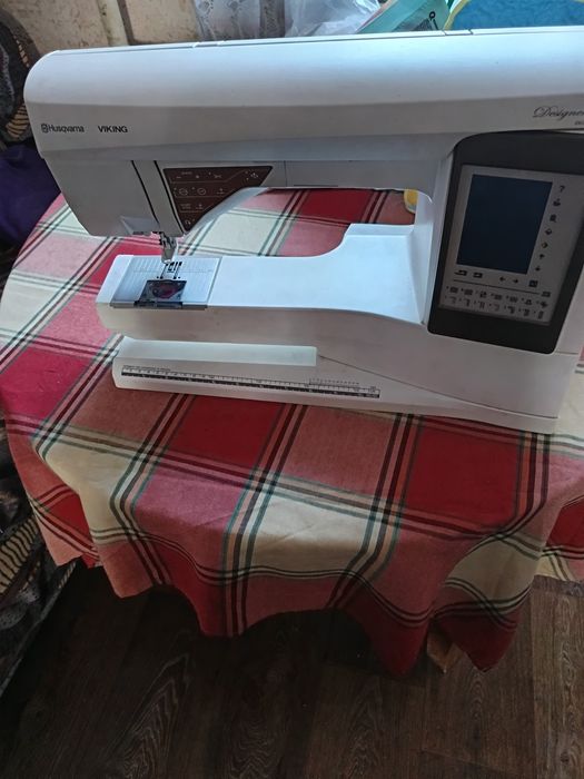 Швейно-вишивальна машина Husqvarna Viking Designer Топаз 50