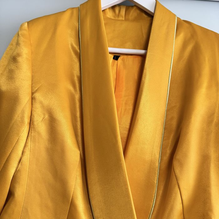 Стилтный брбчный костюм желтый