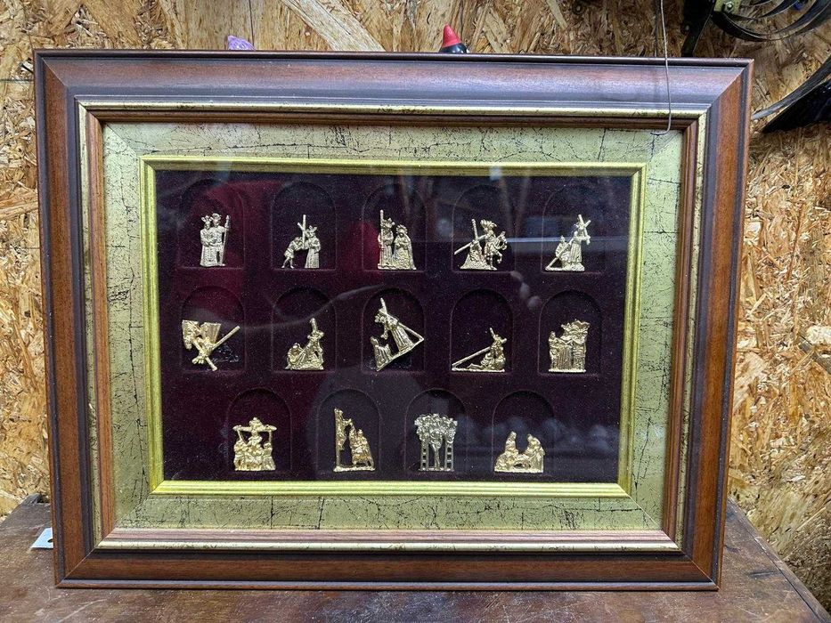 Quadro com a Via Sacra, que representa as etapas da Paixão de Cristo.