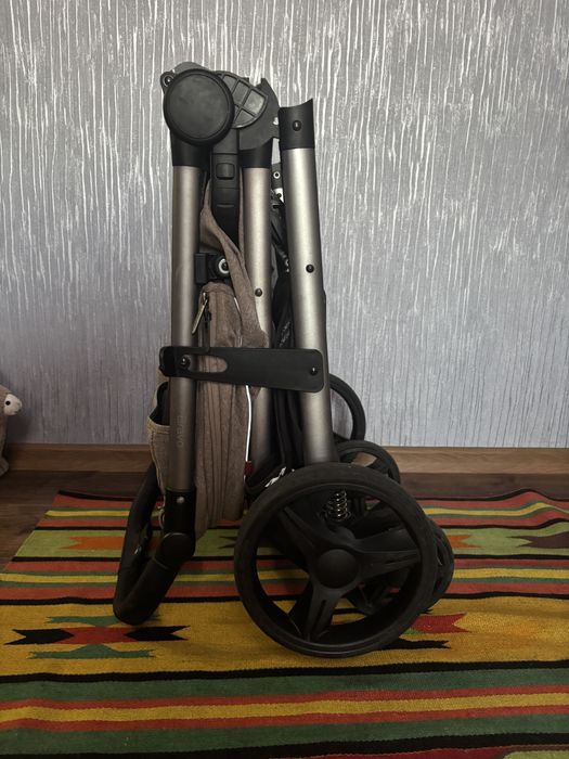 Прогулянкова коляска Carrello Bravo
