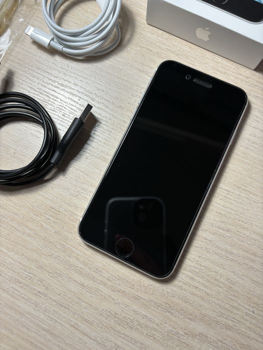 Apple SE, ідеальний стан.128gb.+2 шнура +2 чохла+ скло+коробка.