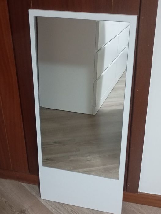 Espelho branco suspenso