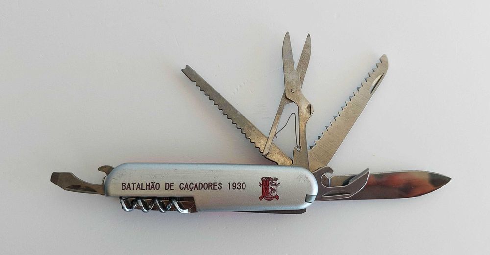 Canivete tipo suíço antigo de unidade da Guerra do Ultramar