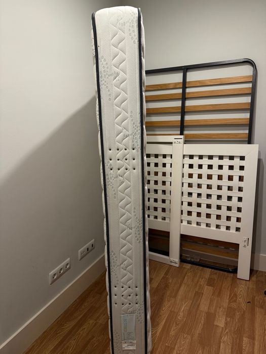 Colchão de 1,90 x 1,18 m com estrutura de cama de brinde.
