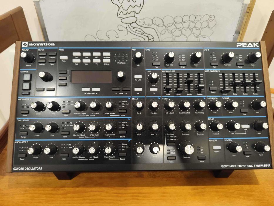 Sintetizador Novation Peak com stand e decksaver