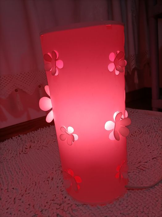 Candeeiro para quarto de menina .