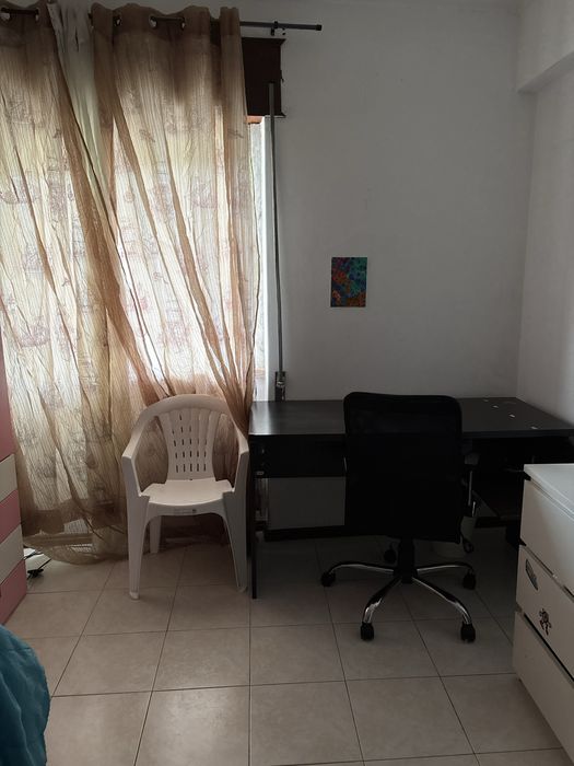 Alugo quarto na amadora