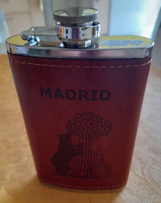Garrafa de bolso forrada a pele
