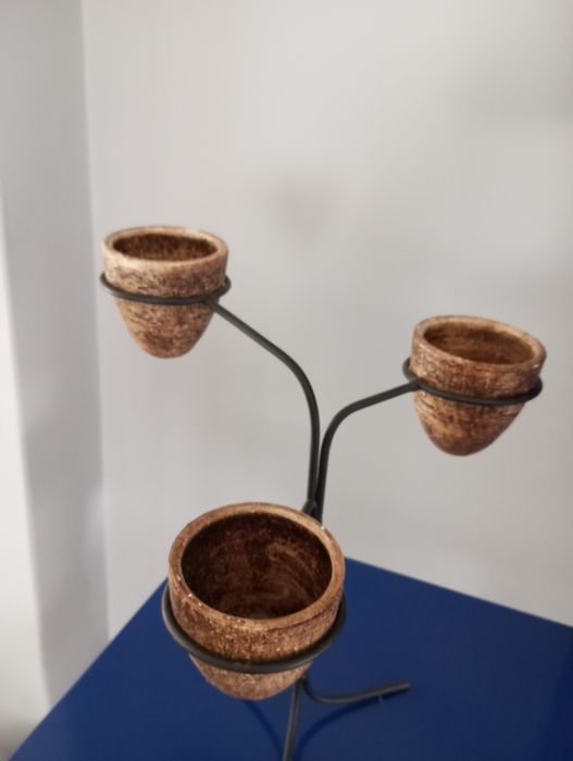 Tripé com vasos decorativos