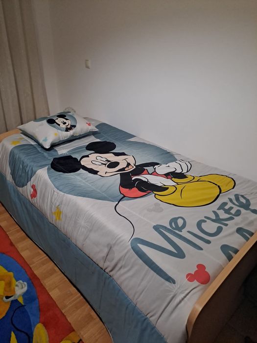 Quarto Criança com Cama, Comoda, Secretaria e Mesa de Cabeceira