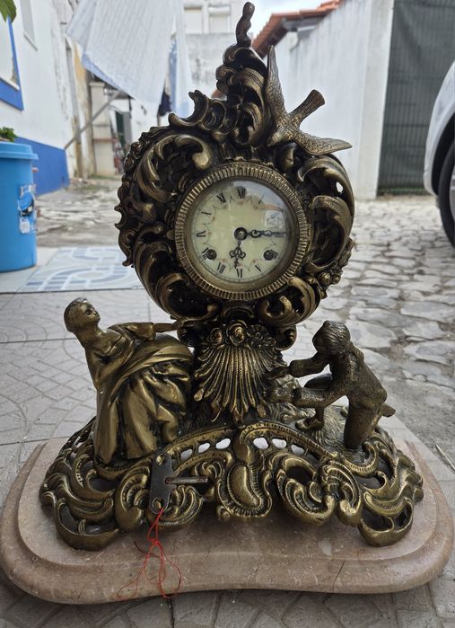 Relógio antigo a corda.