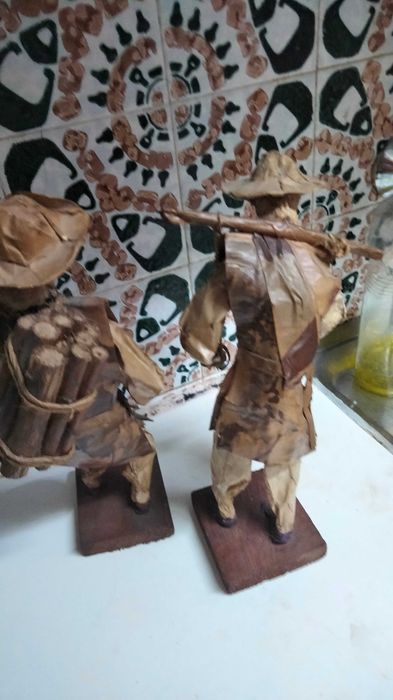 Velhinhos a transportar lenha e água