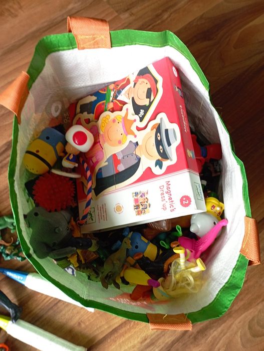 2 sacos de brinquedos variados