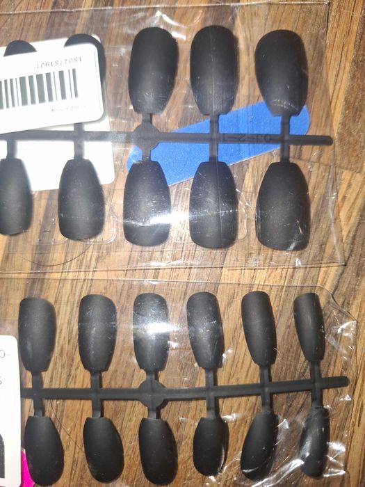 Dwa zestawy czarnych tipsów/paznokci