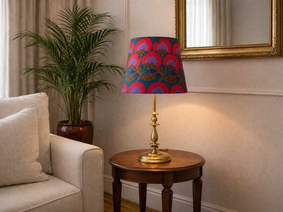 Smukła salonowa lampa mosiężna z kolorowym abażurem