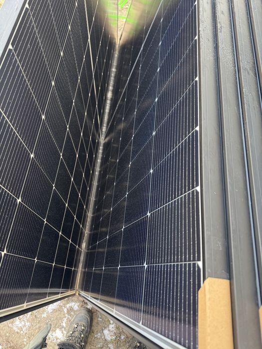 Сонячні панелі в наявності.