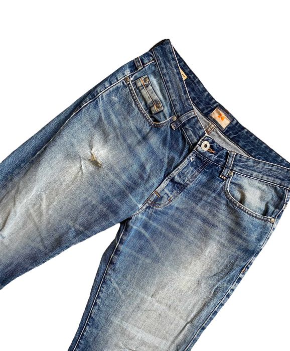 Hugo Boss Regular fit z przetarciami, W33/L34, stan bardzo dobry