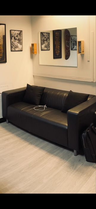 Sofá Ikea preto em pele KLIPPAN