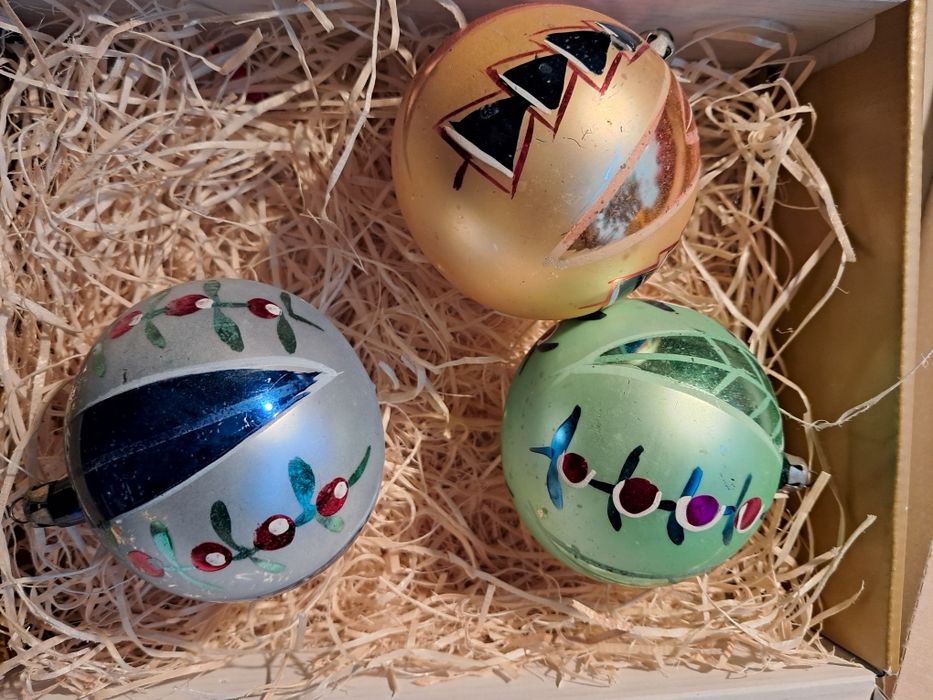Trzy szklane bombki z PRL-u