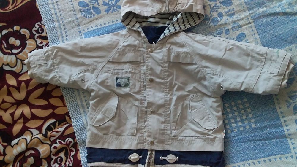 Продам курточку осень весна