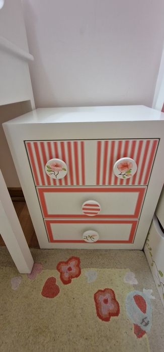 Cama e mesa de cabeceira em madeira maciça  com pintura manual.